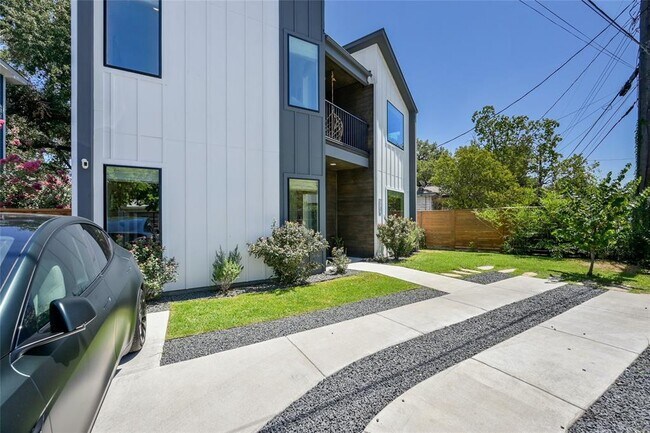 Building Photo - 1187 Oak Grove Ave