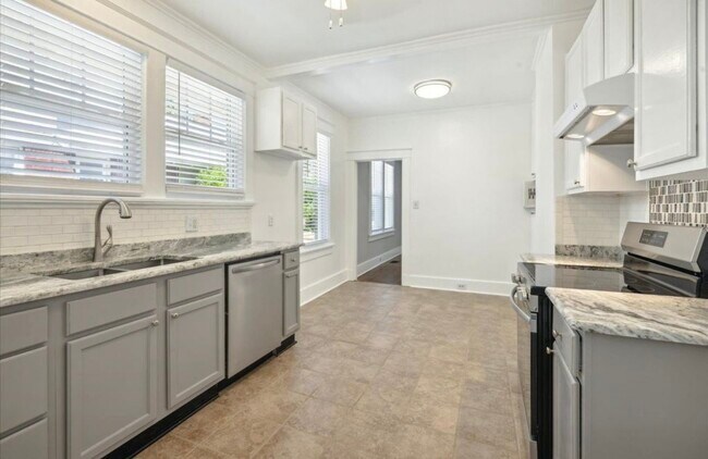 Foto del edificio - 687 N McLean Blvd