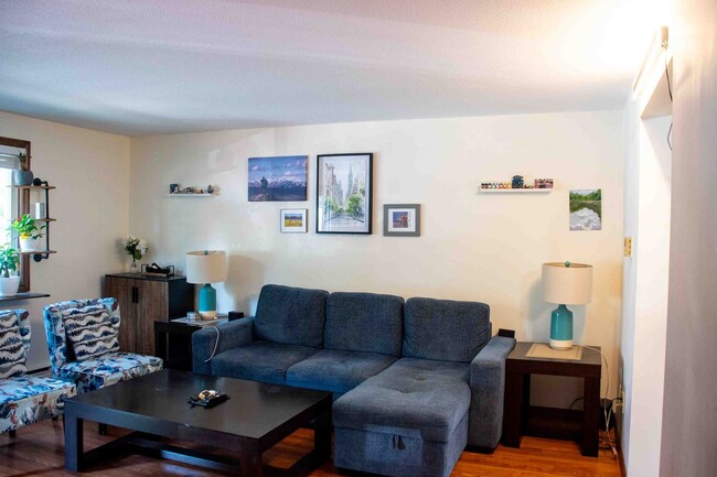Building Photo - 2 Bedroom Condo available 10/15 for $1900