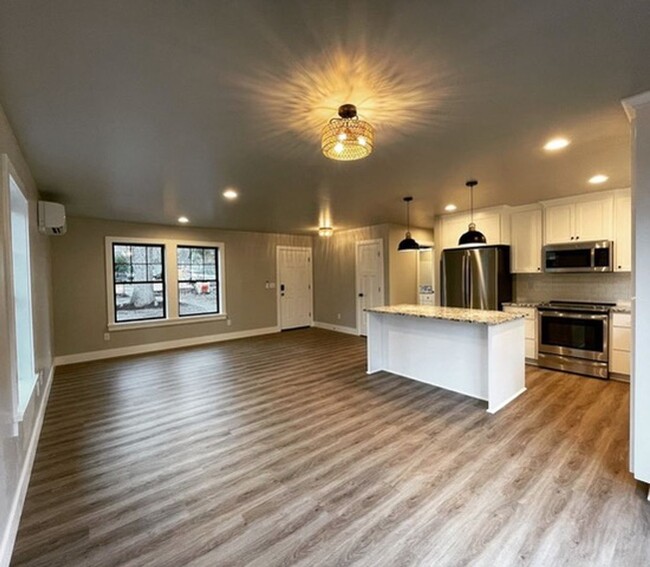 Foto del edificio - BEAUTIFUL CUSTOM - BUILT SINGLE LEVEL HOME...