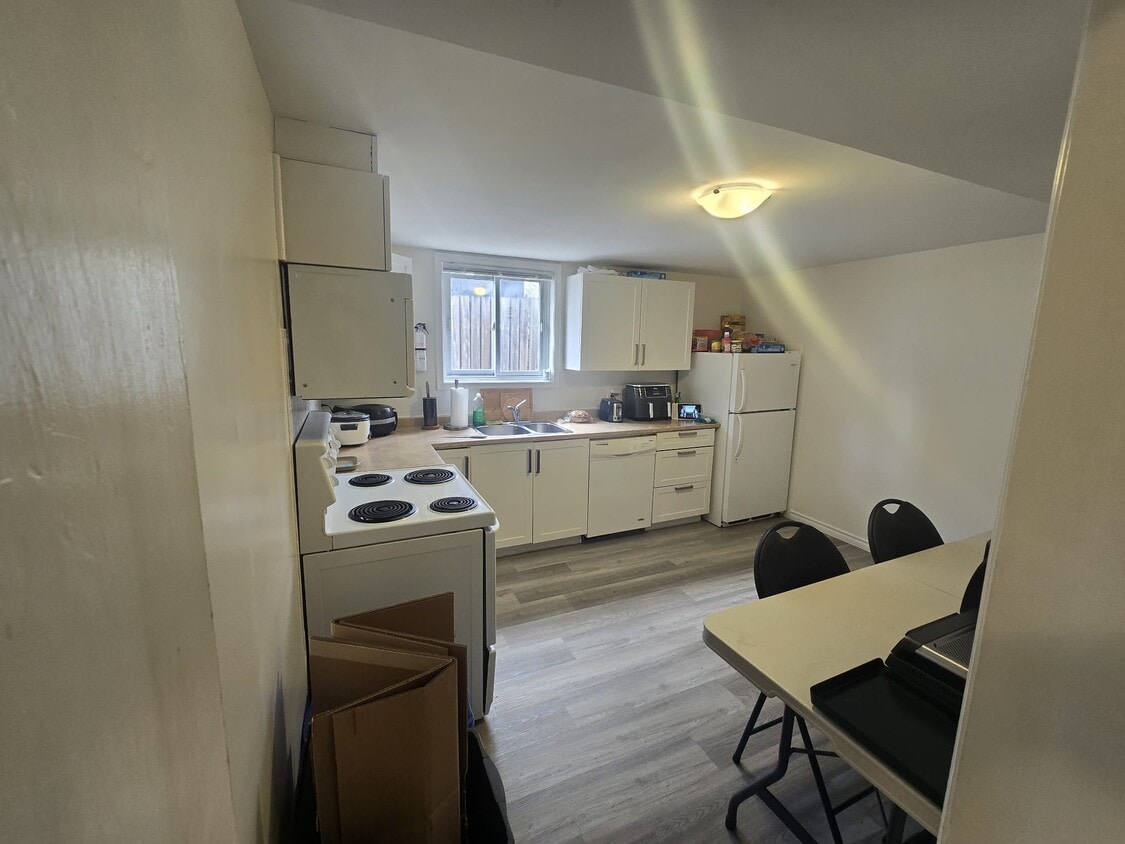 Full kitchen - 179 Russell St
