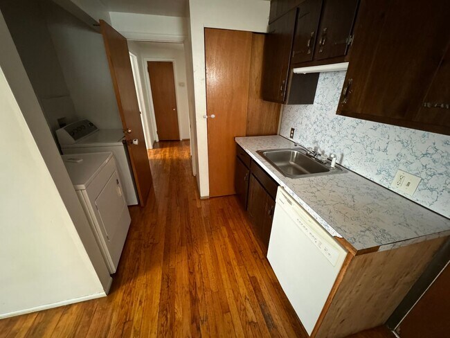 Building Photo - Apartment 2nd fl