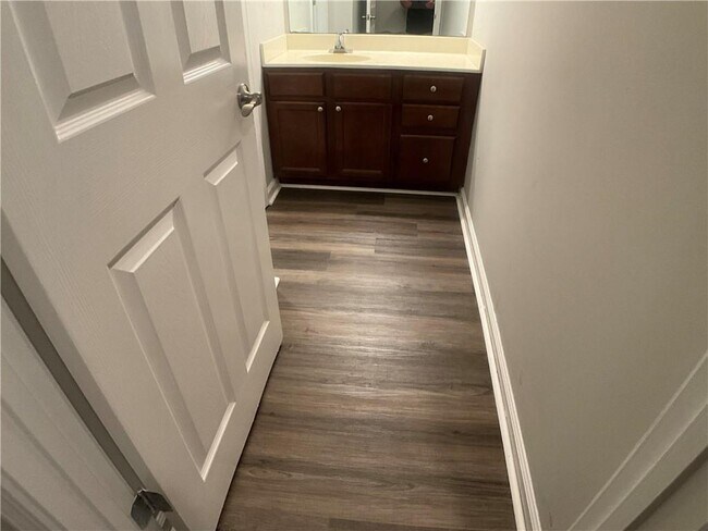 Foto del edificio - 406 Augusta Dr