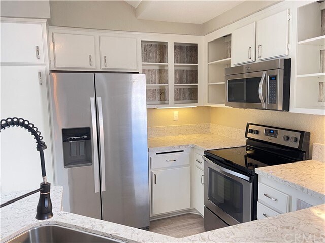 Building Photo - 8 Clearwater Ct