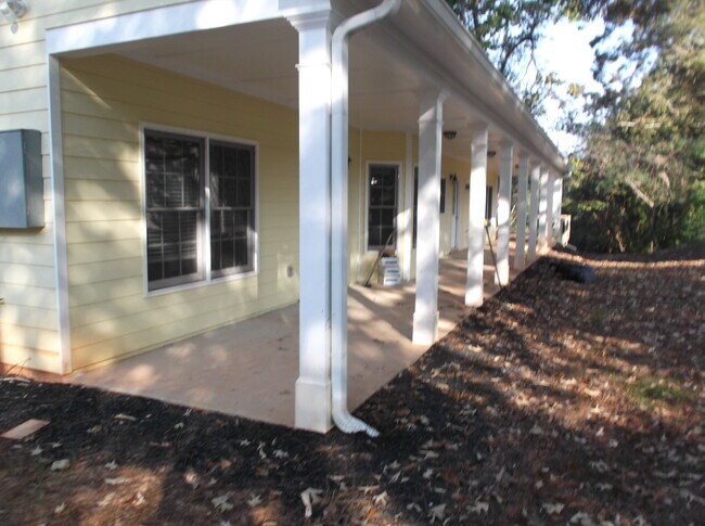 Large porch front and back - 133 Alex St