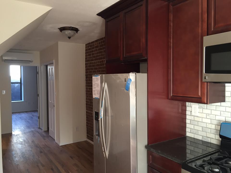 Kitchen - 585 Bay St