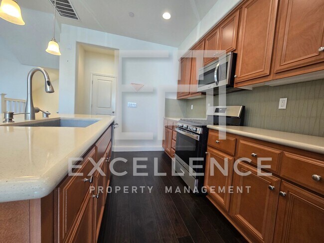 Building Photo - Beautiful Updated 3 Story Townhouse With O...