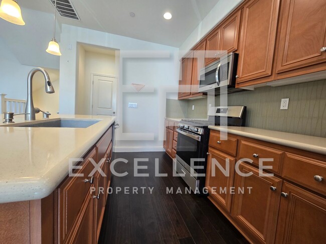 Foto del edificio - Beautiful Updated 3 Story Townhouse With O...