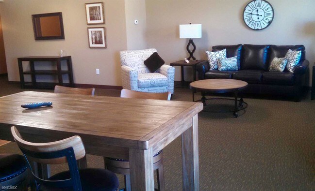 Building Photo - 118 Fox Hills Pky