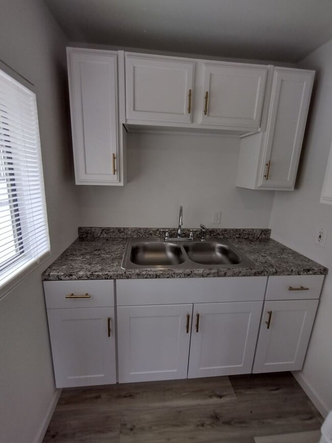 Building Photo - Sharp 1 Bed/1 Bath Updated Apt