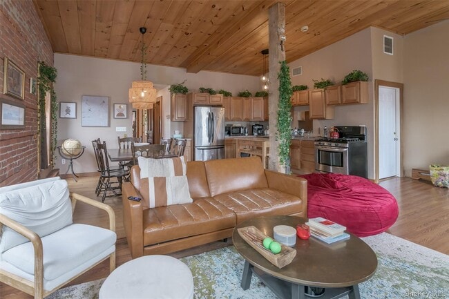 Building Photo - 31 Main St