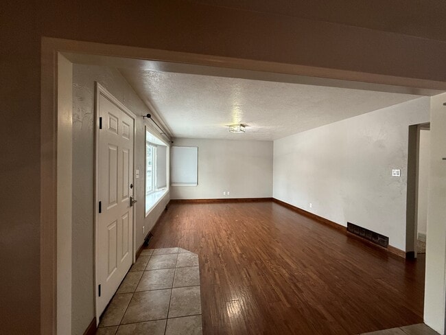 Building Photo - 124 Riverview B