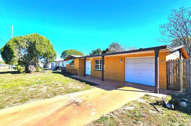 Building Photo - 2-bedroom, 1-bath home located in the hear...
