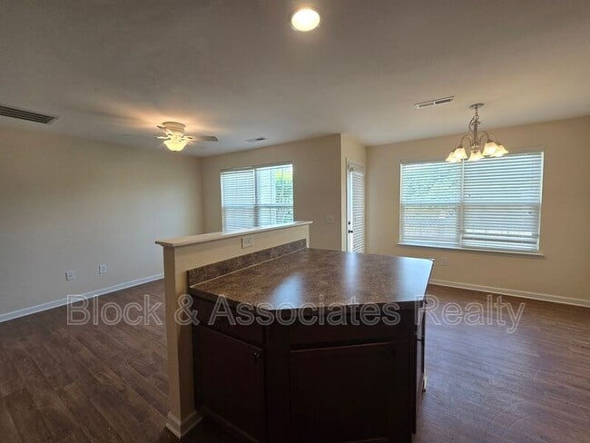 Building Photo - 545 Song Sparrow Ln