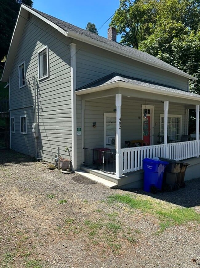 Building Photo - 402 3rd Ave