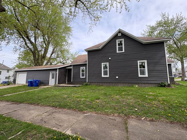 Foto del edificio - 302 3rd Ave NW