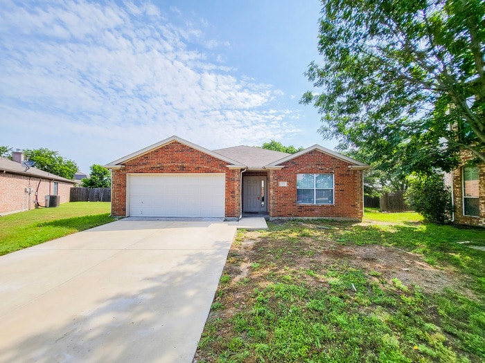 TOTALLY UPDATED & Spacious 4/2/2 in Fort Worth - TOTALLY UPDATED & Spacious 4/2/2 in Fort Worth