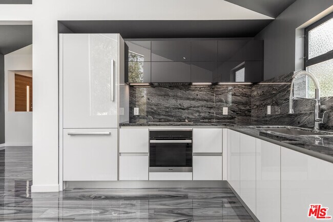 Building Photo - 2652 Lisco Pl