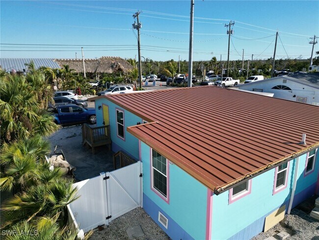 Foto del edificio - 4874 Pine Island Rd