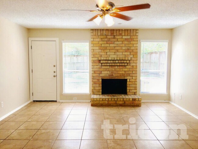 Building Photo - 15647 Meadow Village Dr