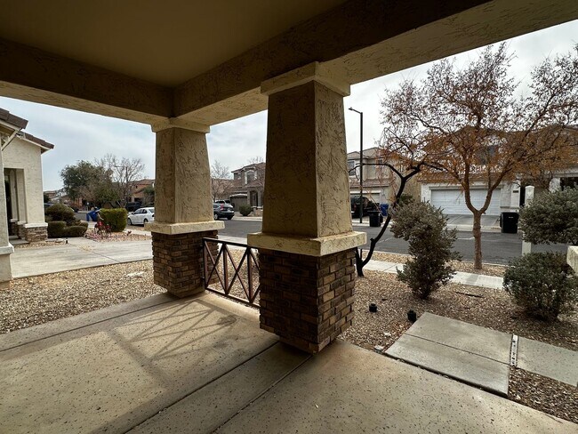 Foto del edificio - GREAT 3 BEDROOM 2.5 BATHROOM PLUS DEN SURP...