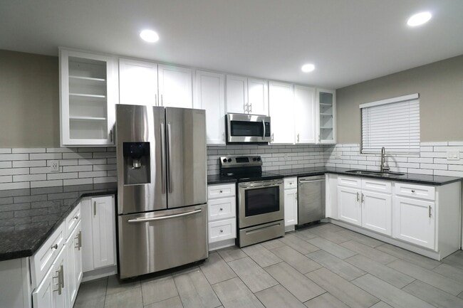 Building Photo - 1 N Naco Way