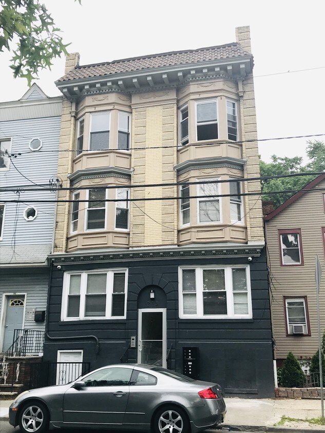 Primary Photo - 213 Lake St
