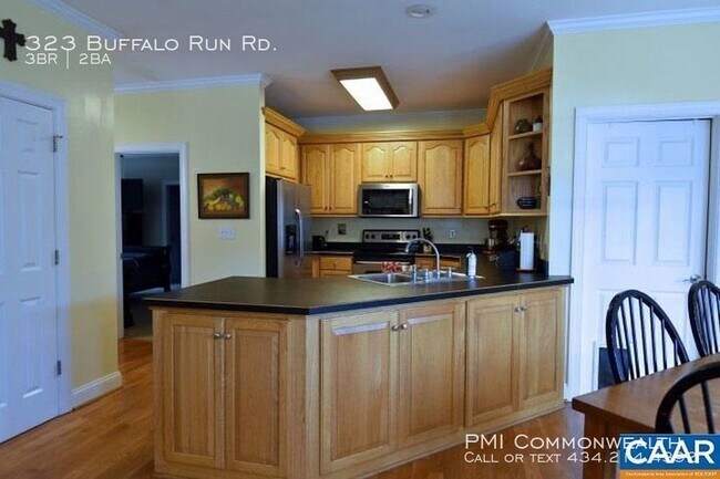 Building Photo - 3 Bed / 2 Bath Single Family (Available 6/1)