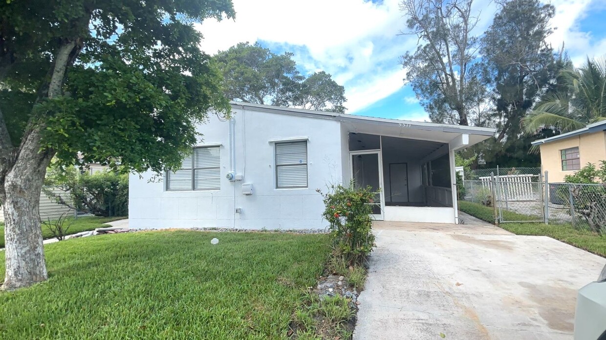 Foto principal - 3 Bed/ 1 Bath Home In West Palm Beach - Av...