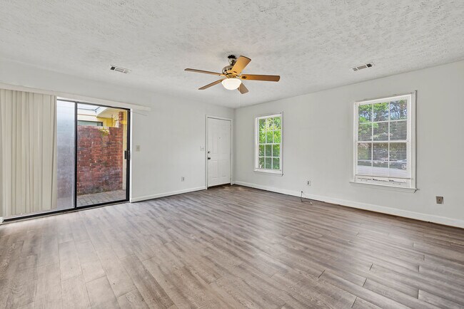 Foto del edificio - 2501 Riverchase Crossing NE