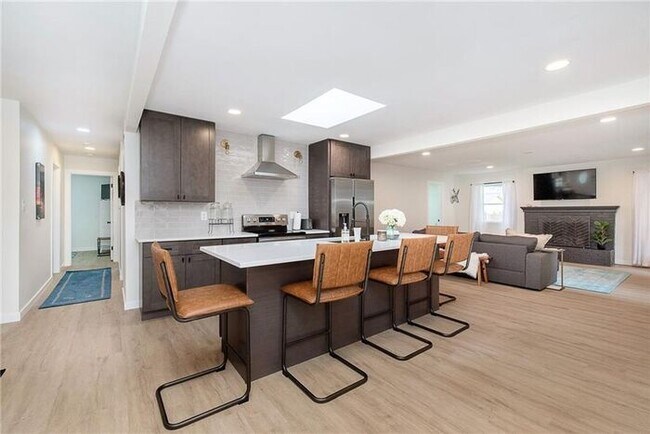Foto del edificio - Beautifully Remodeled Home Steps from the ...