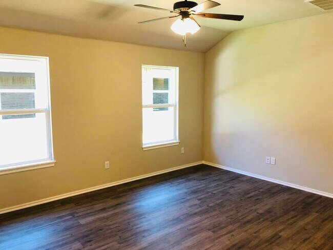 Building Photo - 3 bedroom, 2 bath duplex for rent in Edmon...