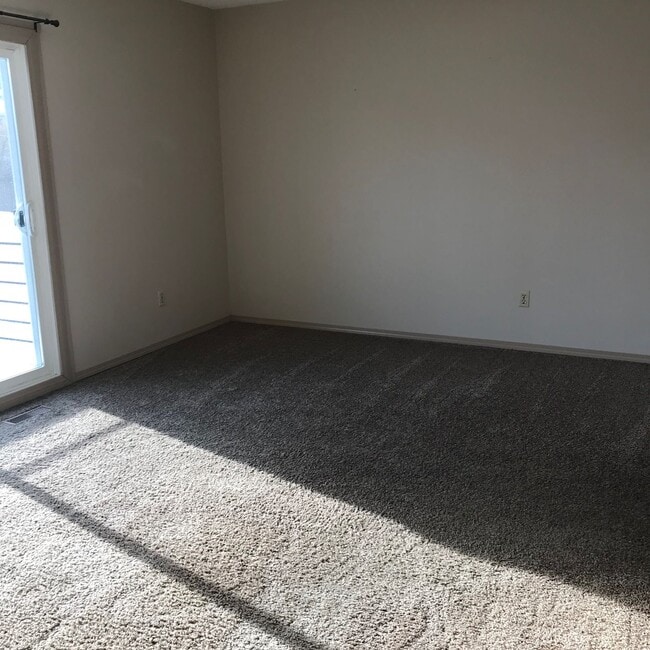 Building Photo - 3 Bed 1.5 Bath Unit in Red Deer, AB