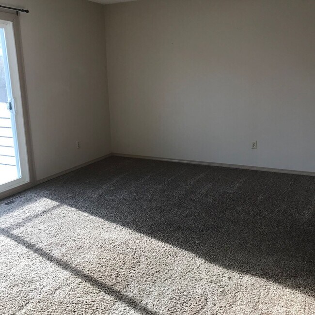 Photo du bâtiment - 3 Bed 1.5 Bath Unit in Red Deer, AB