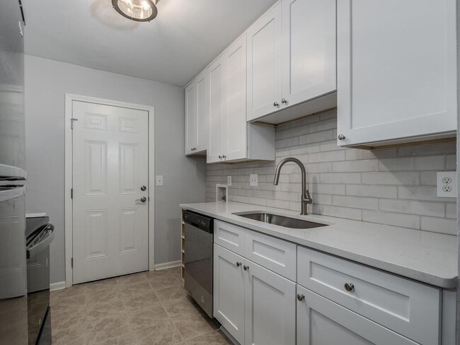 Building Photo - Super cute 1 bedroom, 1 bathroom, corner u...