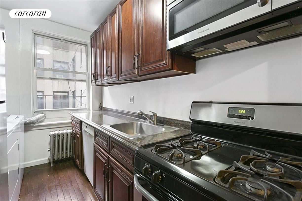 Building Photo - 1664 3rd Ave