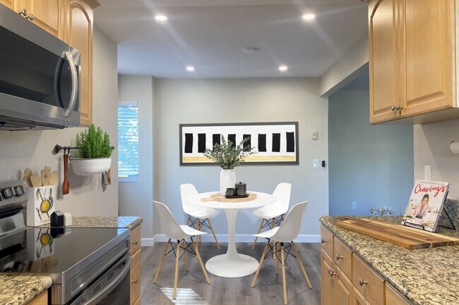 Building Photo - Stunning 2 bed 2 bath Condo In San Carlos