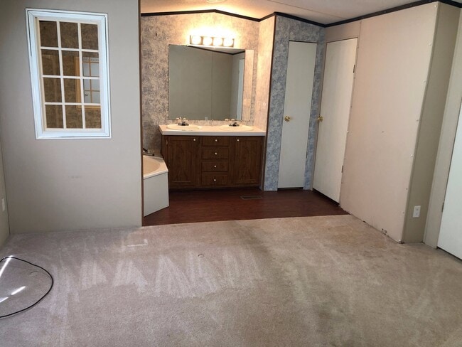 Building Photo - For Rent