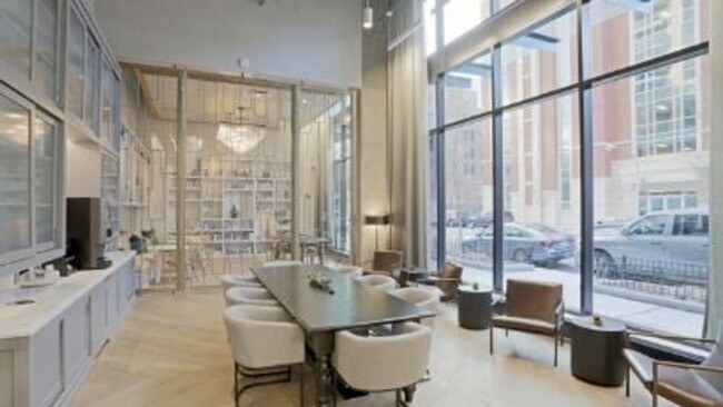 Building Photo - 833 N Clark St