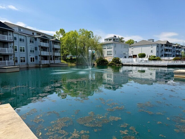 Foto del edificio - Welcome to Waters Edge Condos!