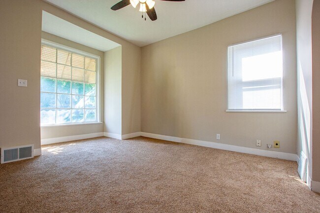 Foto del edificio - Spacious and CLEAN 2 Bedroom / 1 Bath Home...