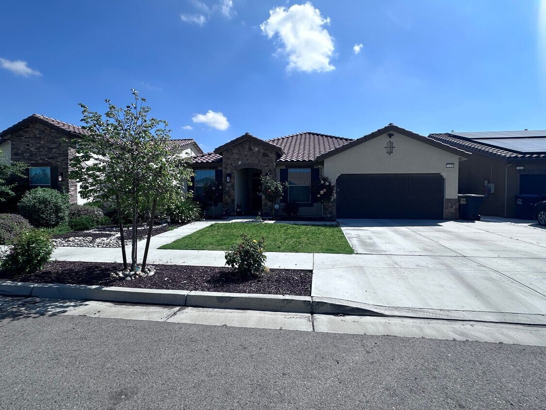 Foto del edificio - SE Visalia home coming soon! Equipped w/ Solar & Tesla charger