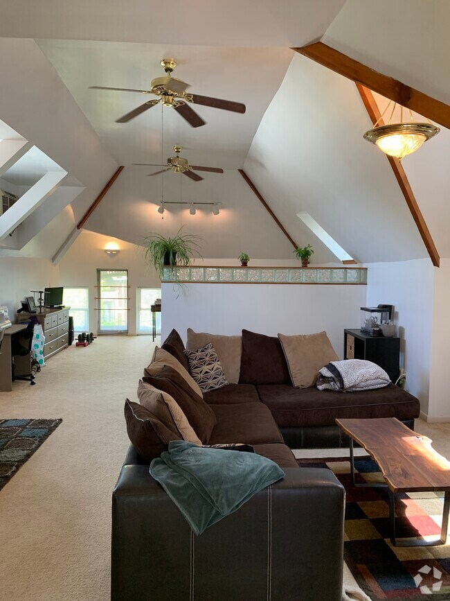 Dennison Place Apartments for Rent with a Yard Columbus, OH 2