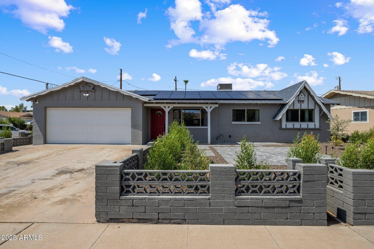 Primary Photo - 3244 W Voltaire Ave
