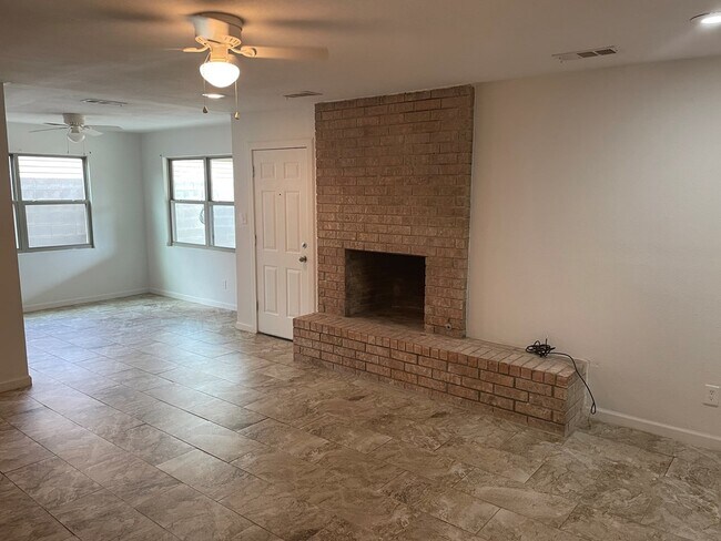 Building Photo - 1548 E 52nd St
