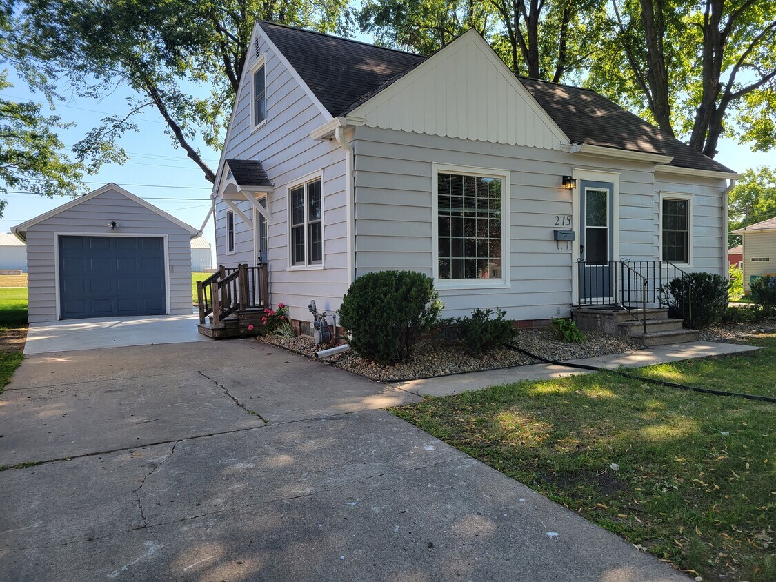215 E Park St, Owatonna, MN 55060 House Rental in Owatonna, MN