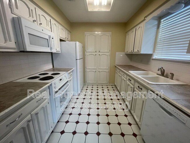 Foto del edificio - 9147 Fox Run Ave