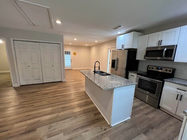 Building Photo - 1716 GA-85