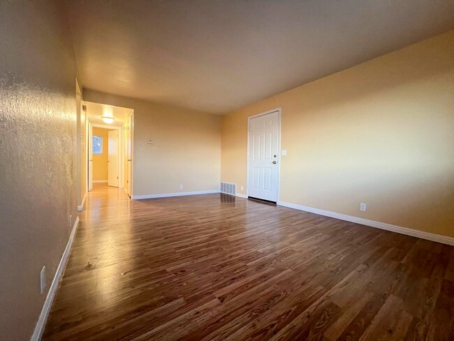 Foto del edificio - 768 N Redwood Rd