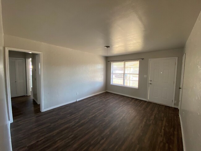Foto del edificio - 3 bedrooms 1 bath
